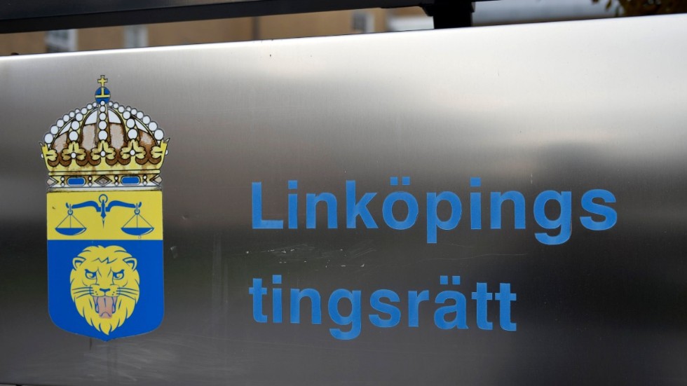 Linköpings tingsrätt dömer mannen till fängelse i två år och tio månader. Arkivbild.