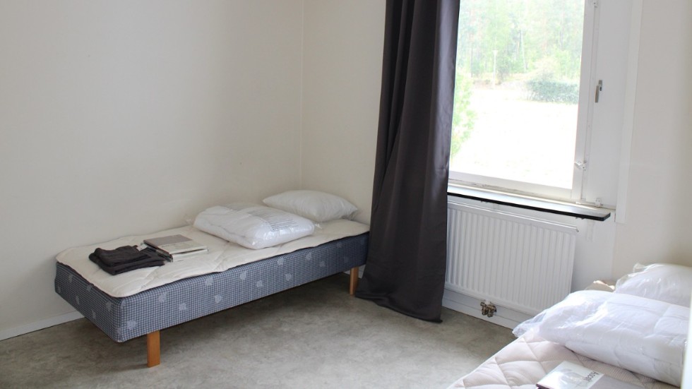 Lägenheterna som kan bli flyktingboende i Stålhagen är spartanskt möblerade i dagsläget, men sängarna var i alla fall på plats när Vimmerby Tidning fick en förhandstitt.