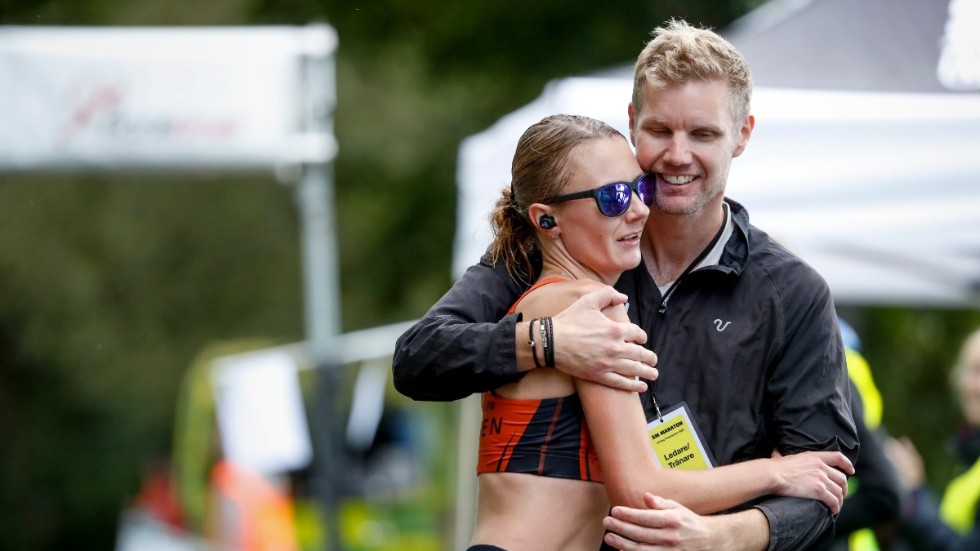 Christian Mundt har testat positivt för covid-19. Här med maratonlöparen Carolina Wikström. Arkivbild.