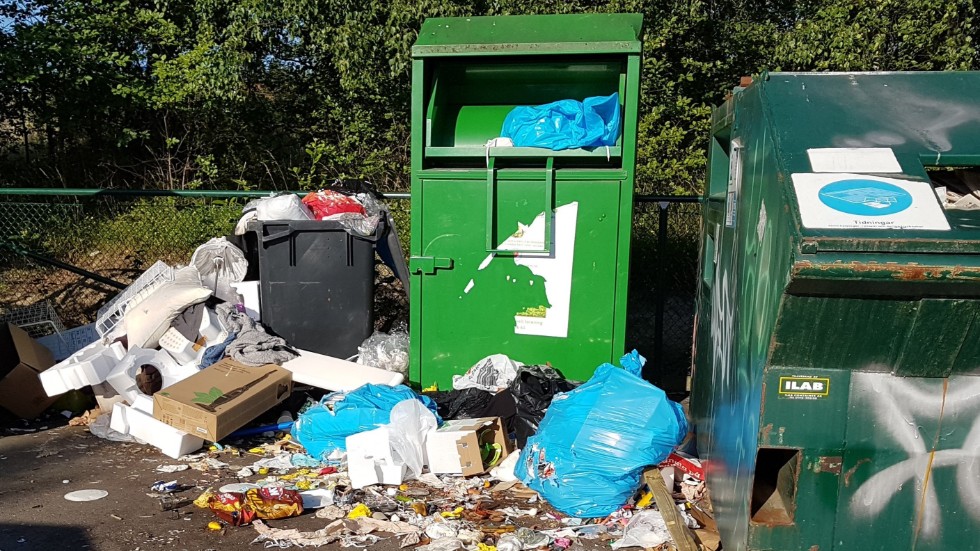 Bild från återvinningsstation i Klockartorpet, där insändarskribenten menar att folk inte tar hand om sitt avfall på ett korrekt sätt.