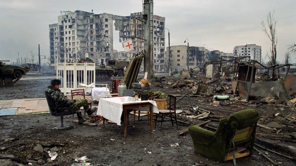 Ryska soldater tar en paus på torget Minutka i det sönderbombade Groznyj, i februari år 2000. Arkivbild.