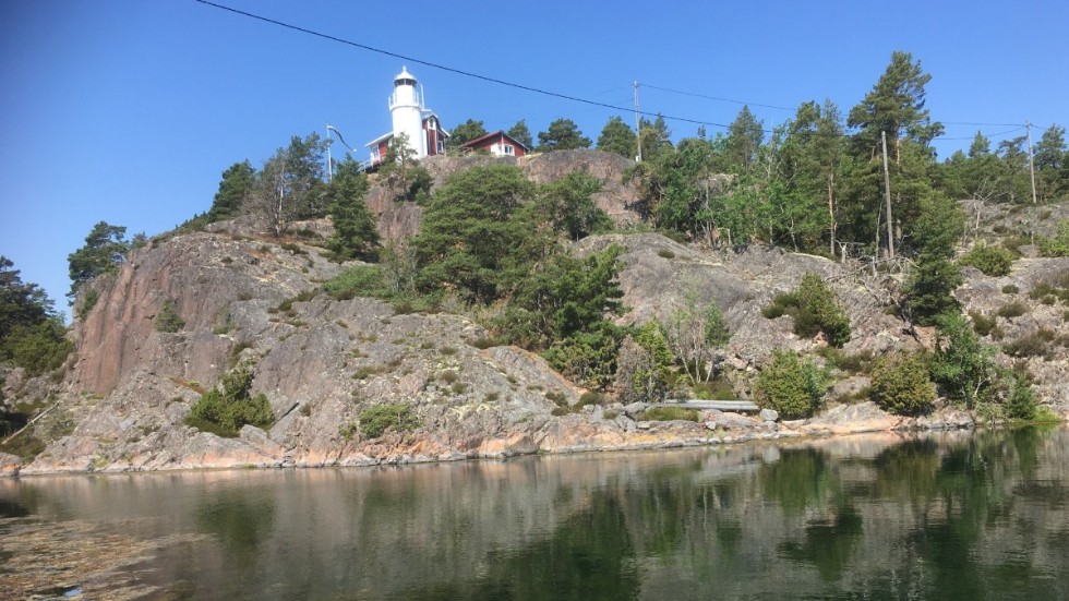 Att ta sig upp på berget vid Spårö är förenat med livsfara, tycker insändarskribenten som vill göra området kring båken och fyren mer tillgängligt för allmänheten.