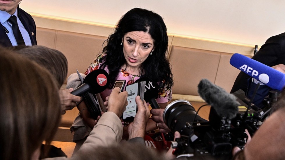"Allt hängde på hur den politiska vilden Amineh Kakabaveh skulle rösta till slut. Något som hon enligt egen utsago bestämde först när hon gick in till omröstningen."

