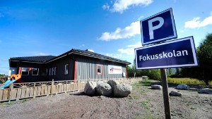 Nyköpingsskola förbjuder elever att kramas och pussas – får kritik av Skolinspektionen