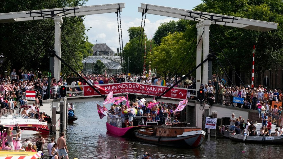 En armada av båtar utgör Amsterdams 25:e flytande prideparad.