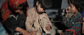 Afghanska flickor går till sängs hungriga