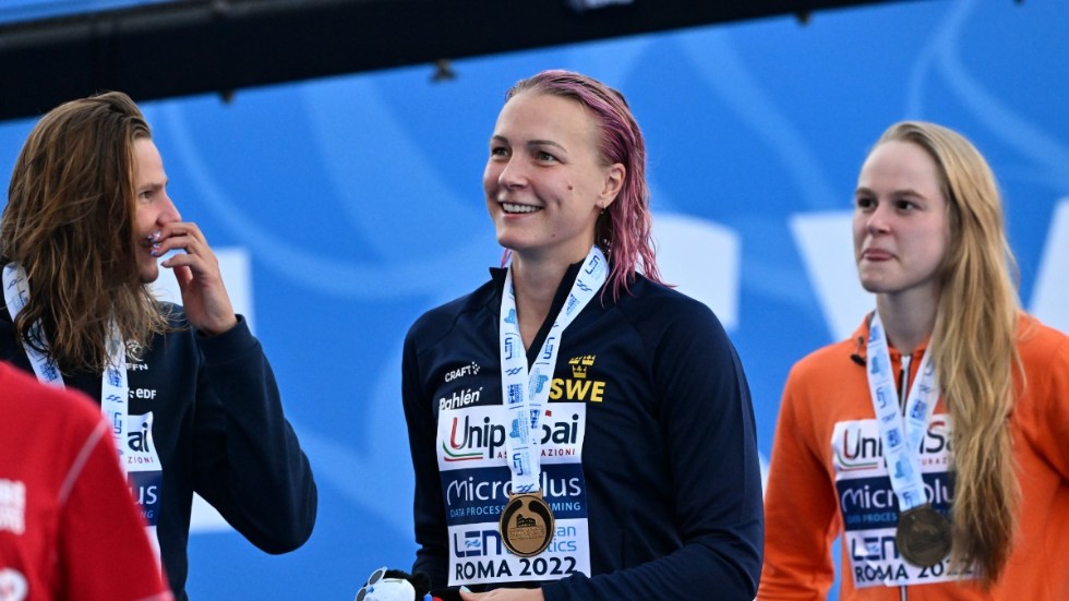 ROM 20220813Sarah Sjöström (i mitten) med sin guldmedalj, Marie Wattel (till vänster), silver och Maaike de Waard (till höger) med brons.