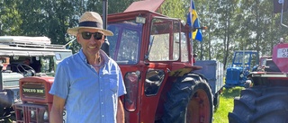 Puttrande veterantraktorer fyllde Djulö allé – ett femtiotal traktorer
