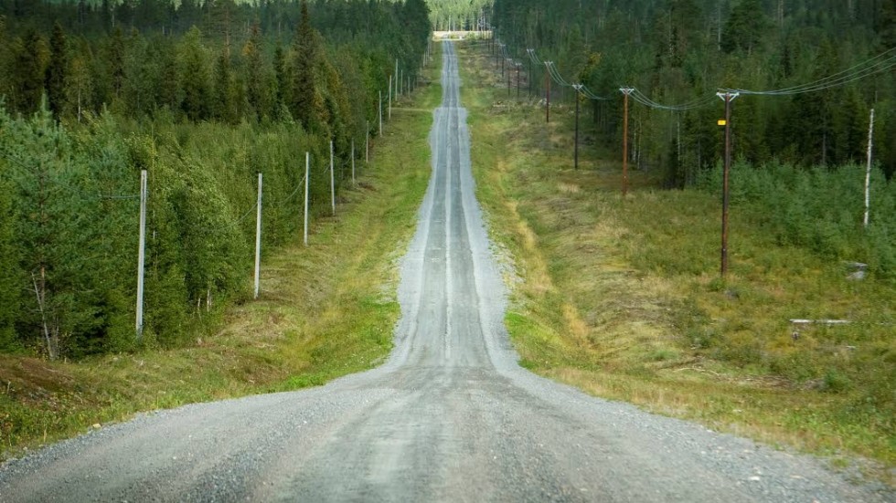 Skribenten menar att samhället struntar i människor som väljer bo i glesbygder.