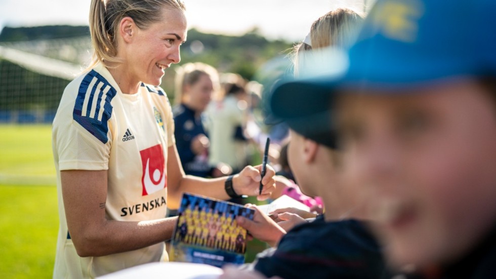 Magdalena Eriksson och de andra svenska landslagsspelarna fick skriva autografer efter måndagens träning under EM-uppladdningen i Båstad.