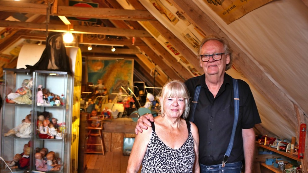 Evy och Lars Hedström öppnade gårdsmuseet i Viklau 2019, men var tvungen att hålla stängt i två år på grund av pandemin. ”Det känns helt underbart att få öppna igen, nu ser vi fram emot nya tag”, säger Evy Hedström.