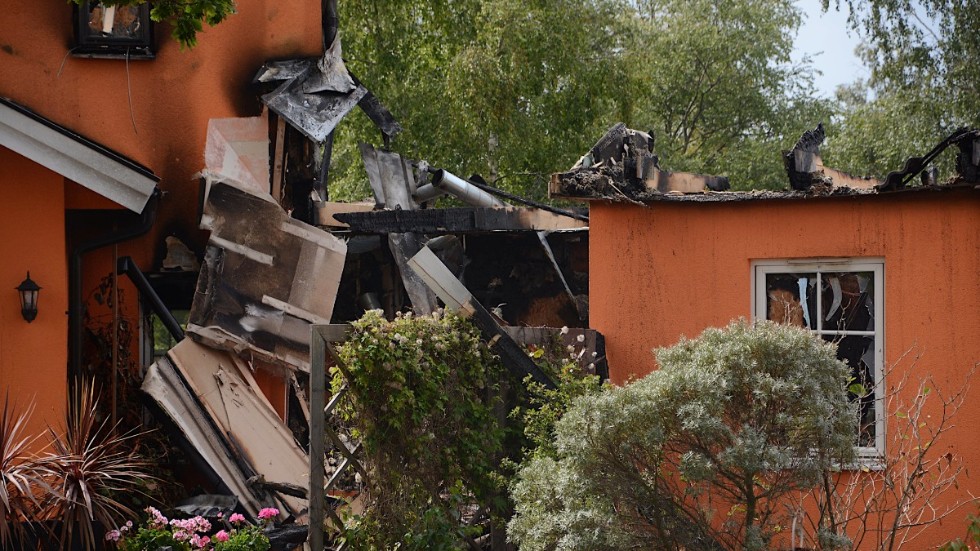 Stora delar av villan förstördes i branden. Nu använder polisens tekniker bland annat hund för att reda ut brandorsaken.