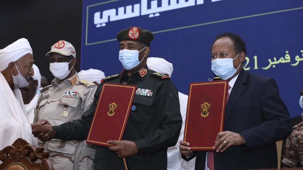 De stridande parterna i Sudan när de var vänner. General Mohamed Hamdan Dalago (andra från vänster) och general Abdel Fattah Al-Burhan (i mitten) när de två förkunnade Sudans demokratiska framtid i oktober 2021. Arkivbild.