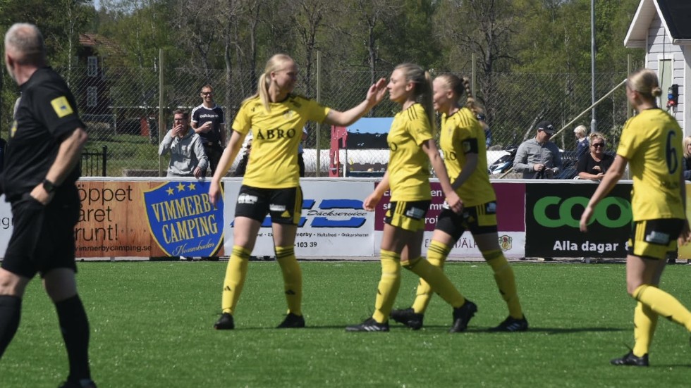 Stina Kägu Bragsjö jublar med lagkamraterna efter sitt andra mål mot Nittorp.
