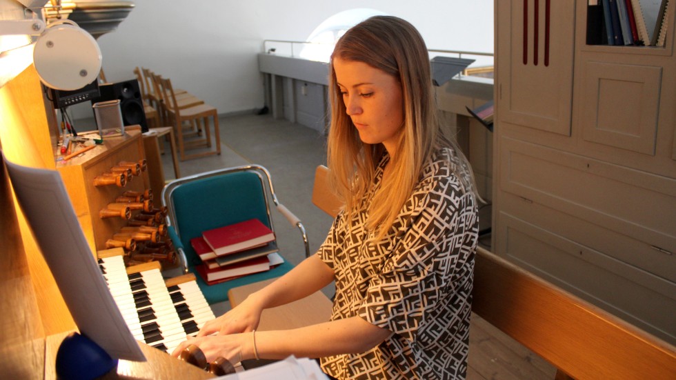 Linnéa Jonasson spelar upp en bit ur musiken från Bröderna Lejonhjärta, som hon nyligen framförde i samband med en begravning. 