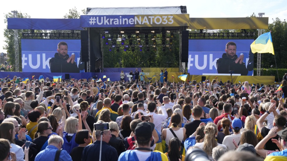 Ukrainas president Volodymyr Zelenskyj höll tal för folket på ett torg under Nato-toppmötet i Vilnius.