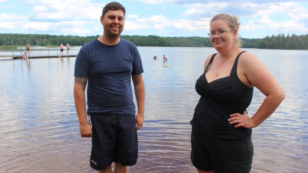 Martin Jakobsen och Stephanie Jakobsen tog sommarens första svenska dopp i helgen.