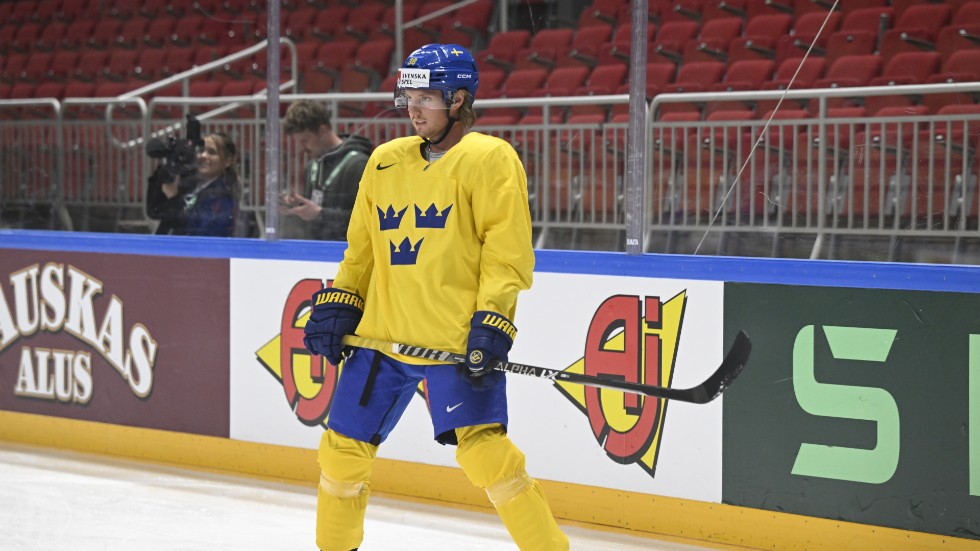 Rasmus Sandin deltog i Tre Kronors träning i Riga inför VM-kvartsfinalen mot Lettland.