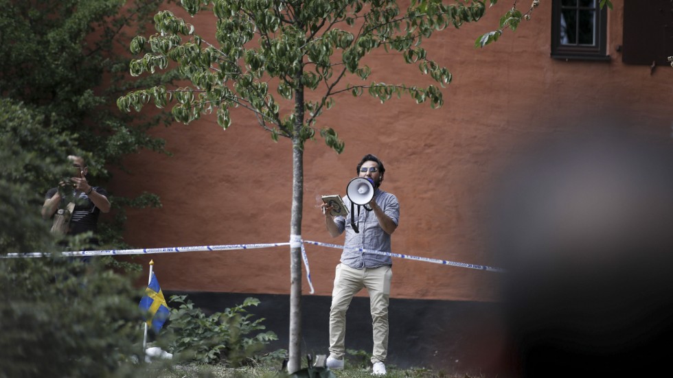 Den senaste koranbränningen vid Stockholms moské skedde i ett så känsligt sammanhang att det borde räknas som hatbrott, anser Sveriges kristna råd. Arkivbild.