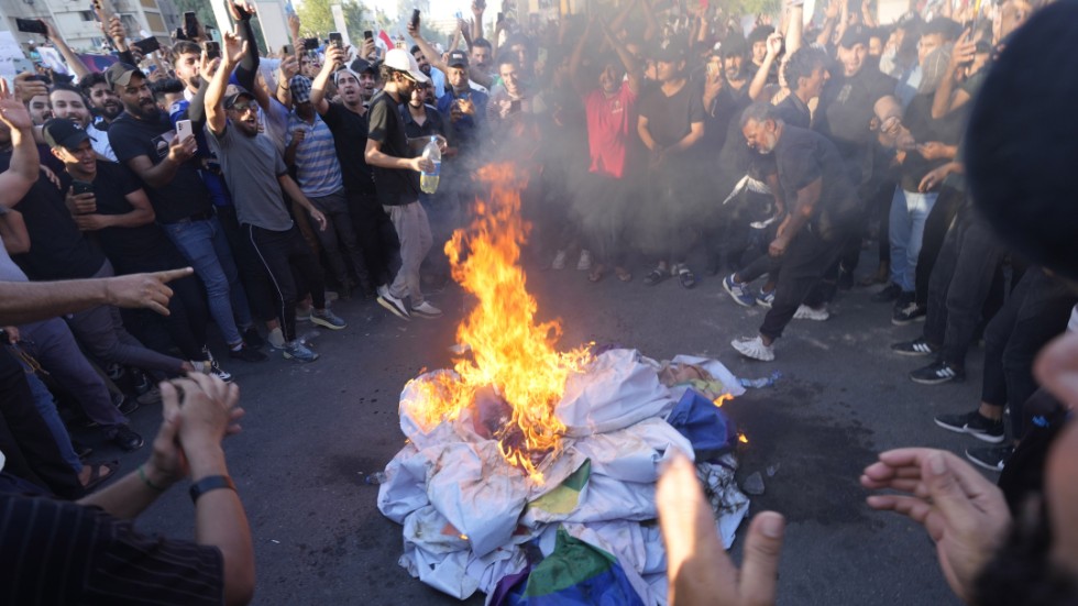 Anhängare till Muqtada al-Sadr tände eld på en regnbågsflagga utanför svenska ambassaden i Bagdad.