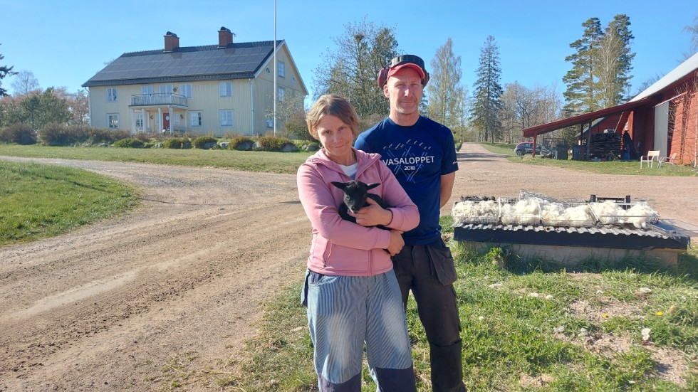 Caroline Hemmingsson och sambon Robert Danielsson, från Storebro, tar över delen av Åkemåla gård med all bebyggelse. 