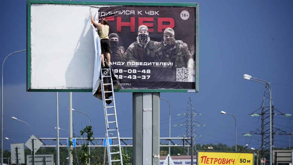 Wagner-gruppen har fått göra reklam för sin verksamhet över hela Ryssland. Här revs en stor reklamskylt i S:t Petersburg ned medan marschen mot Moskva ännu pågick.