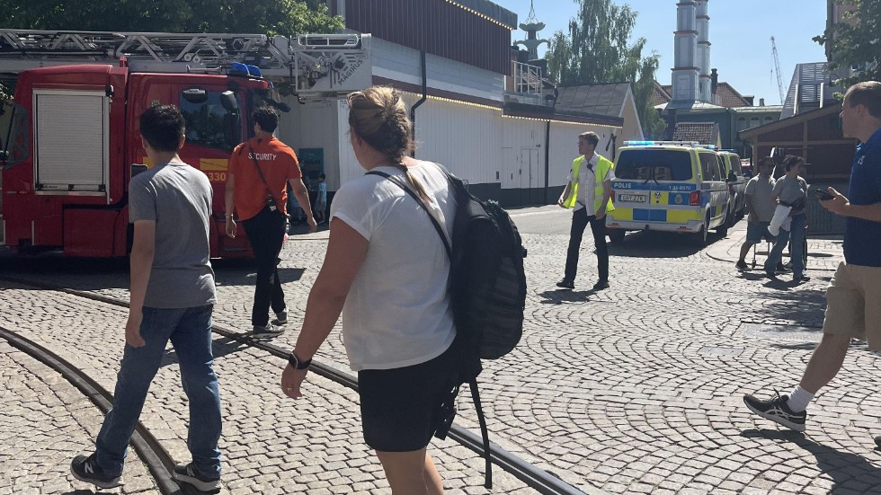 Polis visade människorna i parken ut på ett led.