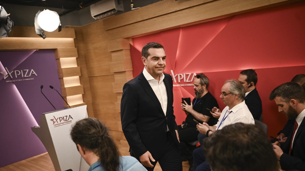 Alexis Tripras, ledare för vänsteralliansen Syriza lämnar partihögkvarteret efter valnederlaget på söndagskvällen.
