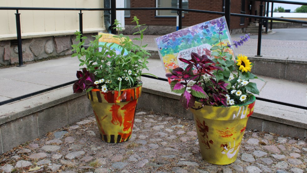 Under måndagen placerades förskolebarnens kreationer utanför Rådhuset. De är en del av ett kreativt projekt på Norrängens förskola, där ett gäng barn i femårsåldern fått tycka till om hur Vimmerby kan bli bättre. Mer blommor är ett av önskemålen.