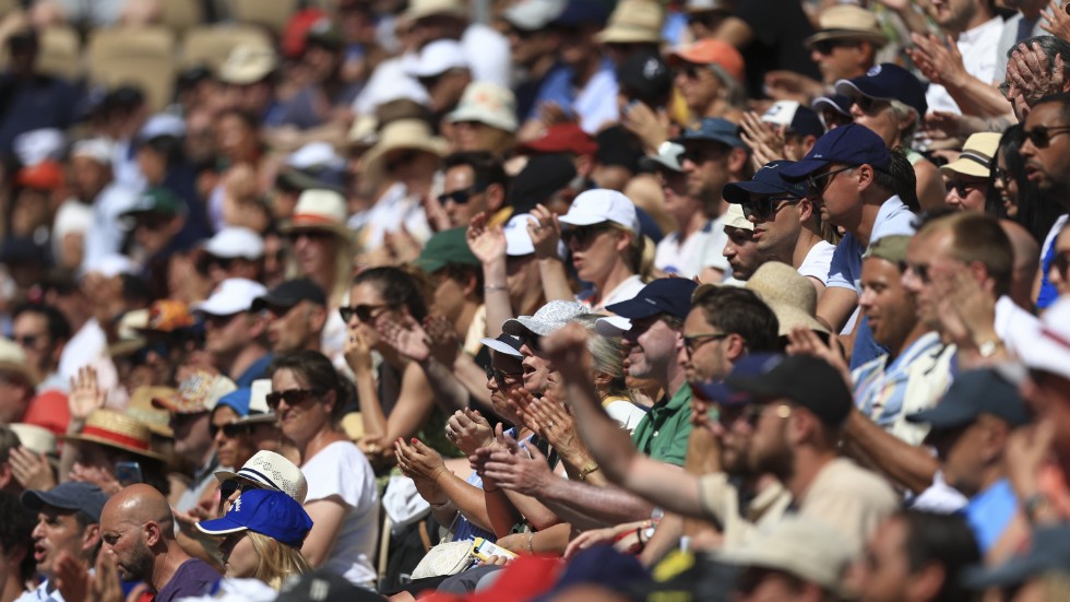 Åskådarna på de soldränkta Roland Garros-läktarna hejar men också buar mer än vanligt. Kanske beroende på ölintaget.