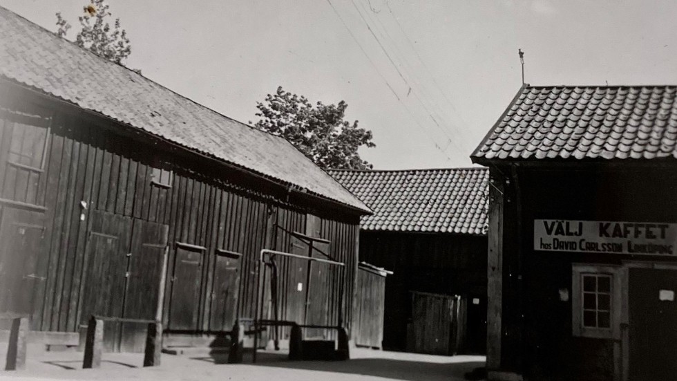 Stallet till vänster i bild flyttades från Storgatan 14 till Gamla Linköping. Där ingår det i den gård som tidigare tillhörde Kanevads snickeri och som numera hyrs av Just Wood.  
Bild från september 1955.