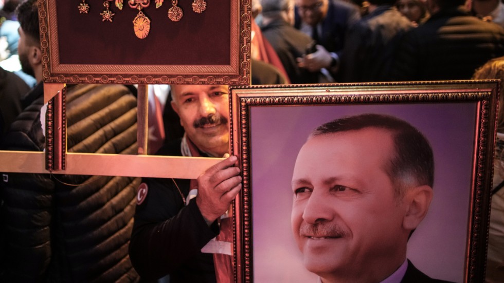 Recep Tayyip Erdogans anhängare firar i Istanbul efter söndagens valseger