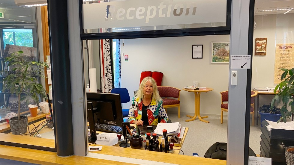 Anna-Karin Bälter i receptionen på gymnasiet i Vimmerby. "Jag har aldrig känt att det inte är roligt att gå till jobbet", säger hon.