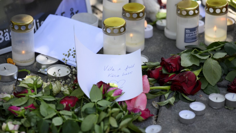 Orden "Vila i frid kära barn" på ett kort vid minnesplatsen i Farsta centrum där två personer, varav en 15-årig pojke, dog och två skadades i en skjutning. Arkivbild.
