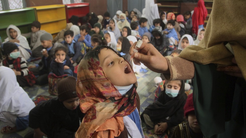 Vaccinering mot polio sker i form av några droppar på tungan. Arkivbild.