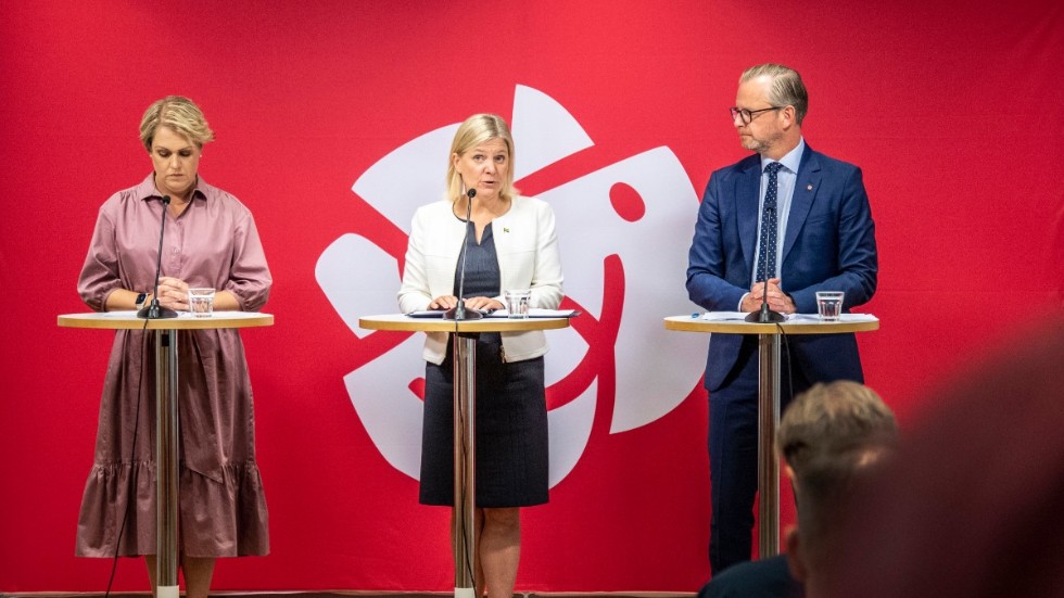 Socialminister Lena Hallengren (S), statsminister Magdalena Andersson (S) och finansminister Mikael Damberg (S) presenterar ett paket med förslag för att stärka välfärden.