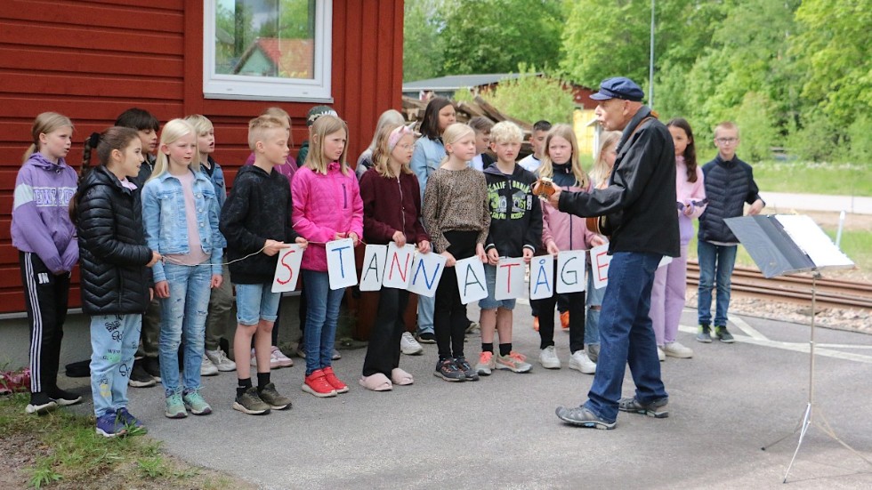 Stanna tåget var budskapet. Eleverna på Mörlunda skola sjöng i protest mot att de inte kan åka tåg på skolresa till Kalmar. Det blev inget tågstopp, men deras protest togs ändå upp i kollektivtrafiknämnden.