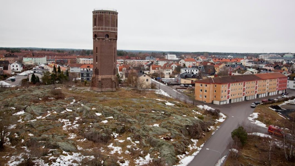Överblicksbild på Gamla vattentornet. Både vattentornet och grönområdet bakom berget planeras bli bostadsområde. 