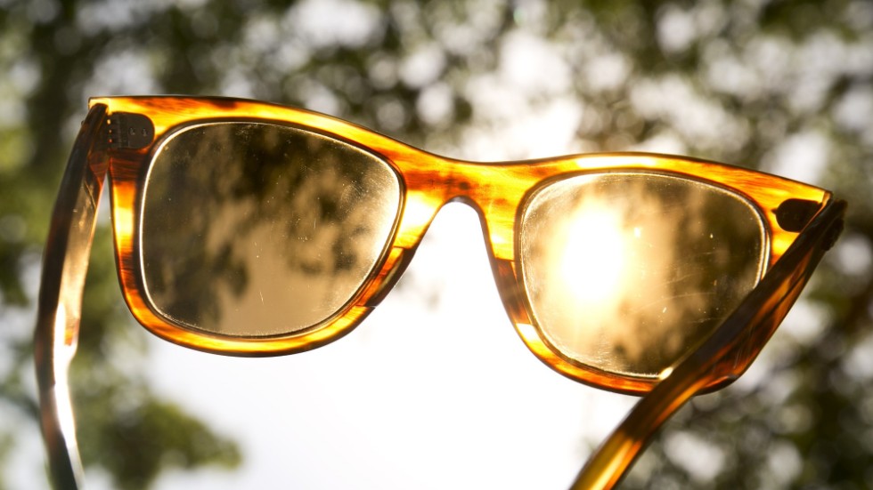Debattören påpekar att det kan bli extra dyra solglasögon för vissa personer. 