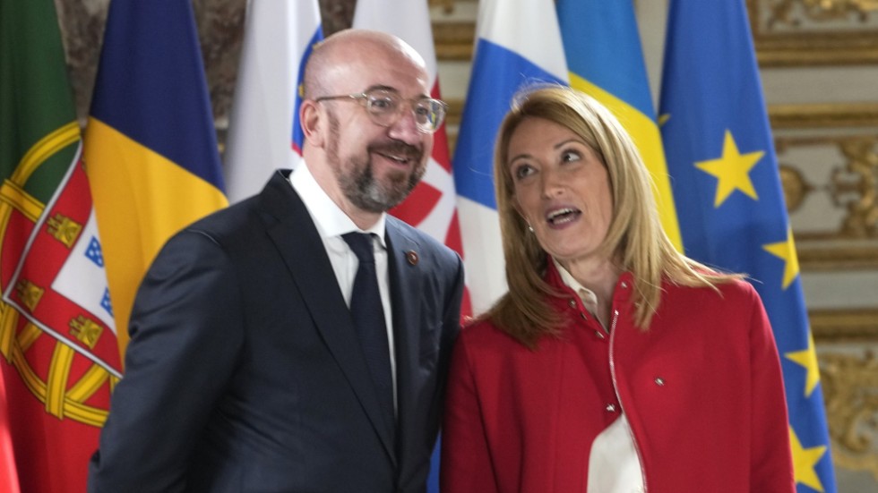 EU:s rådsordförande Charles Michel tillsammans med EU-parlamentets talman Roberta Metsola vid ett toppmöte i Versailles utanför Paris i våras. Arkivbild.