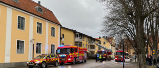 Äldre man allvarligt skadad efter brand i servicehus