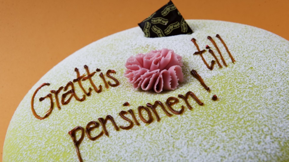 Pension kan innebära tårta men även förlorade pengar om man är född fel år, upplyser skribenten om.