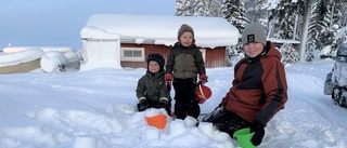 Vinterlek med snökakor        