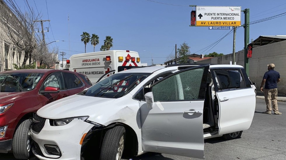 Mexikanska säkerhetsstyrkor vid den bil som de kidnappade amerikanska medborgarna färdades i.