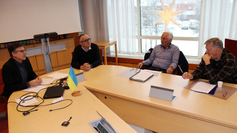 Jan Karlsson och Peder Steirud (till höger på bilden) lämnade över en namninsamling mot Aspelands vindkraftspark till Lars Rosander (C) och Tomas Söreling (S).