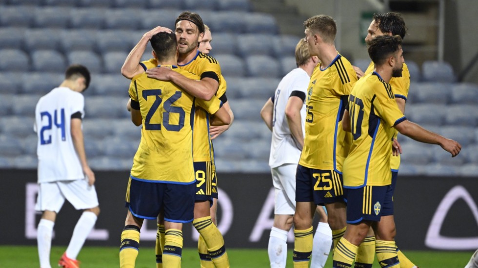 Sveriges Christoffer Nyman (9) kramar om Yasin Ayari (26) efter sitt 1–0-mål under måndagens fotbollslandskamp mellan Sverige och Finland på Estádio Algarve i Faro.