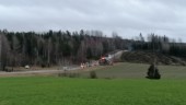Lastbil i diket norr om Malmköping – trafikstörningar i timmar