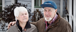 Barbro och Nils rädsla – skiljas åt första gången på 60 (!) år: ”Vill ha ett nytt boende här” • Toppolitikerna ska grillas vid stormöte