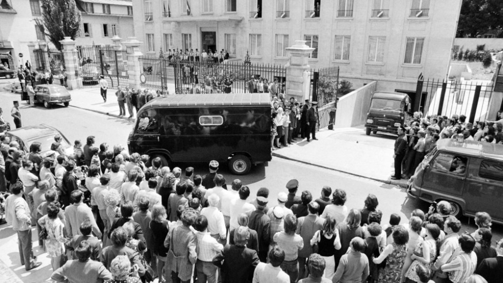 En fångtransport med Claude Buffet och Roger Bontems lämnar domstolen i Troyes där båda dömdes till döden. De avrättades med giljotin i Paris i november 1972. Arkivbild
