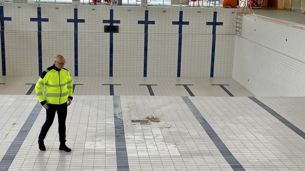 Oxelösunds kommuns dåvarande projektledare Martin Englund tittade till skadorna på Ramdalsbadets 25-metersbassäng i vintras. Nu har bassängen reparerats, men frågan är hur länge badhuset håller? Arkivfoto